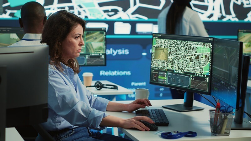 Which Is Safer to Depend On During Emergencies: Marine Navigation Apps vs Chartplotters?
